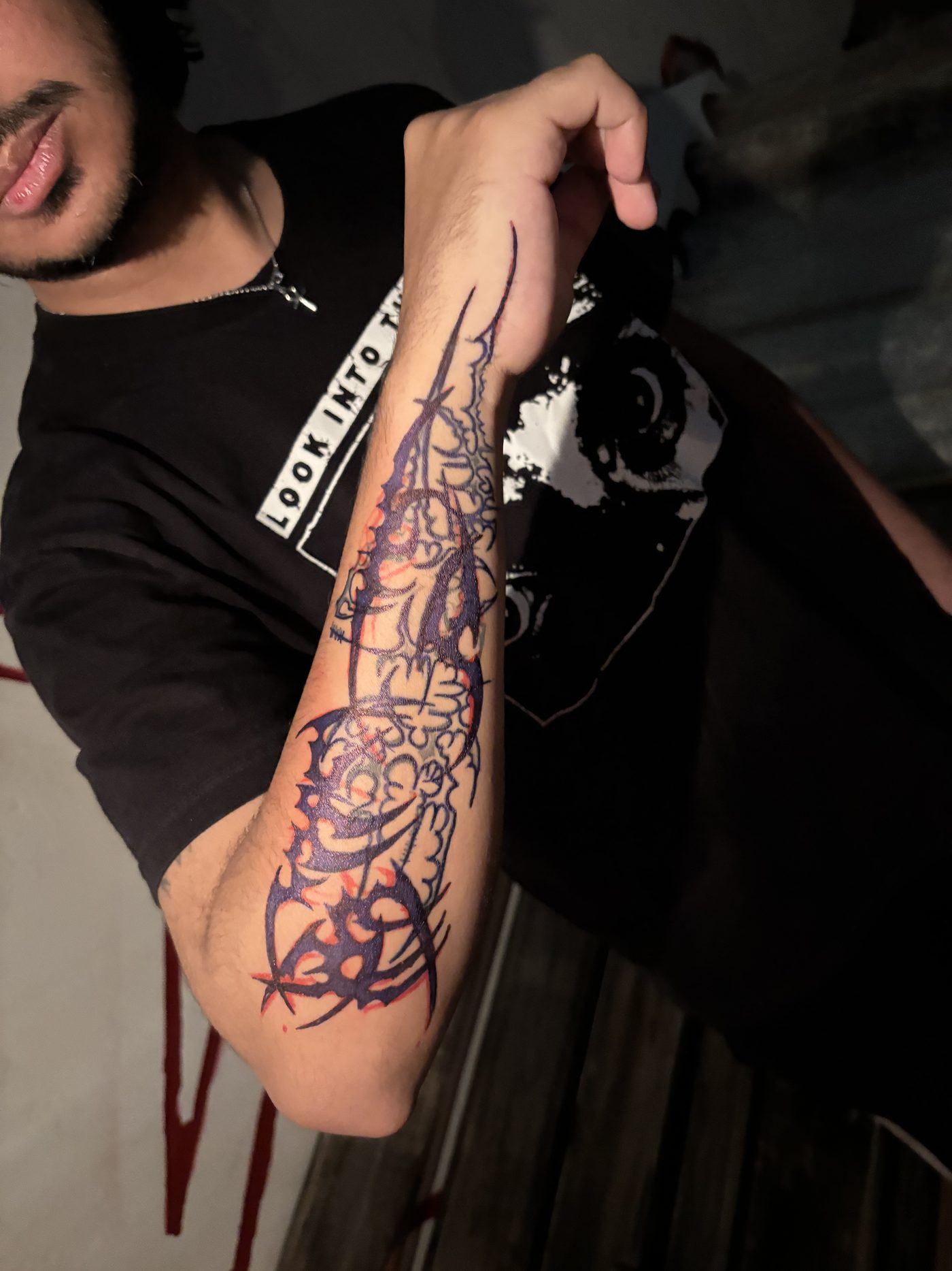 Braço fechado com traço freehand denso, do ombro ao pulso